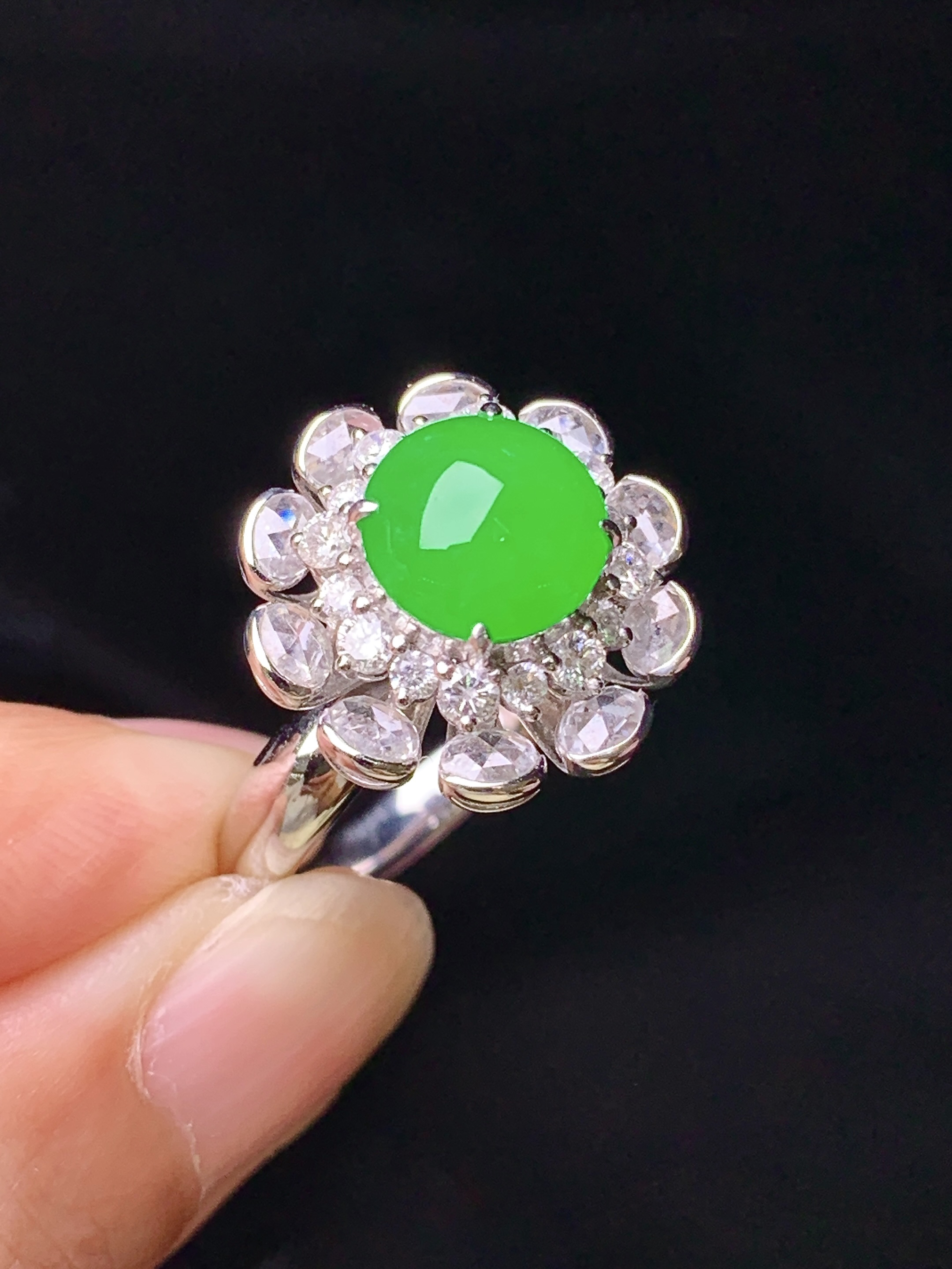 18k金钻镶嵌满绿蛋面戒指 玉质细腻 色泽艳丽清新 水润亮眼 圈口15 整体尺寸16.2*12c5