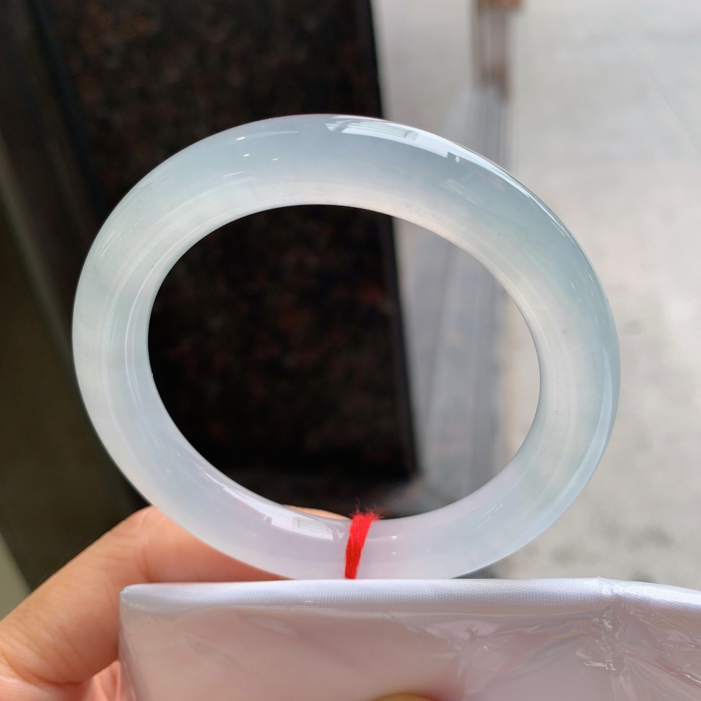 圆条冰镯 有条棉线 尺寸：54.8/10.1/9.5  起荧光