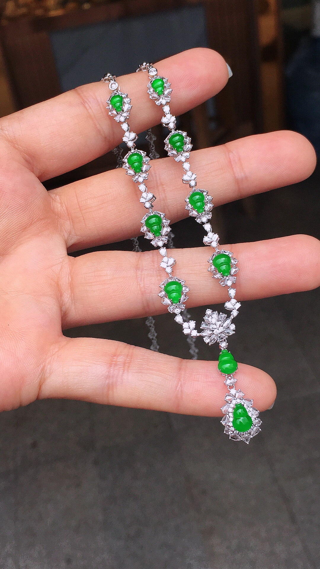 阳绿葫芦晚装项链，色泽均匀艳丽，玉质细腻，荧光感超
强，饱满圆润，尽显优雅气质，18k
金豪华镶嵌