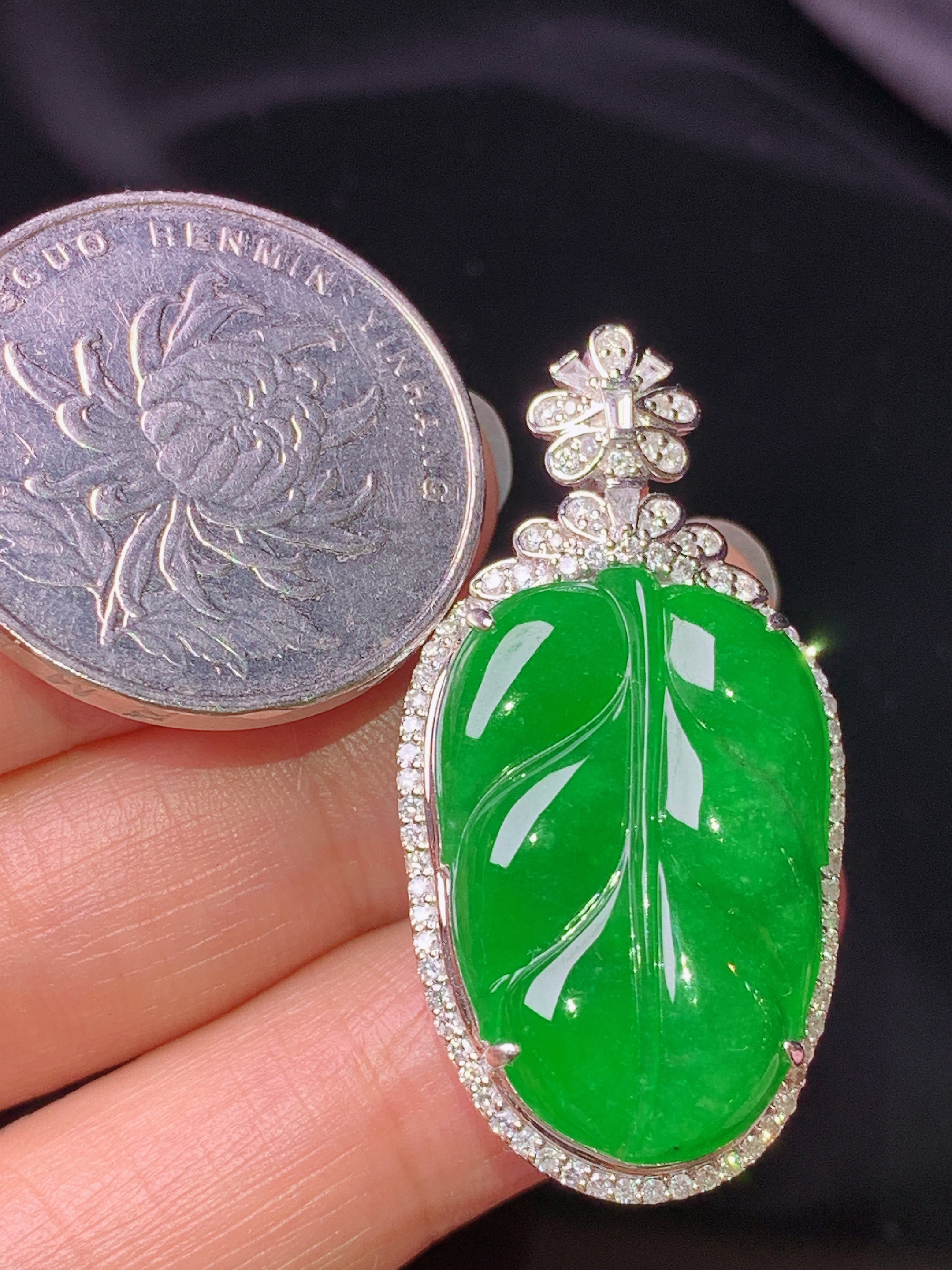 18k金钻镶嵌满绿树叶吊坠 玉质细腻 色泽艳丽清新 水润亮眼 整体尺寸37.2*19*11L2