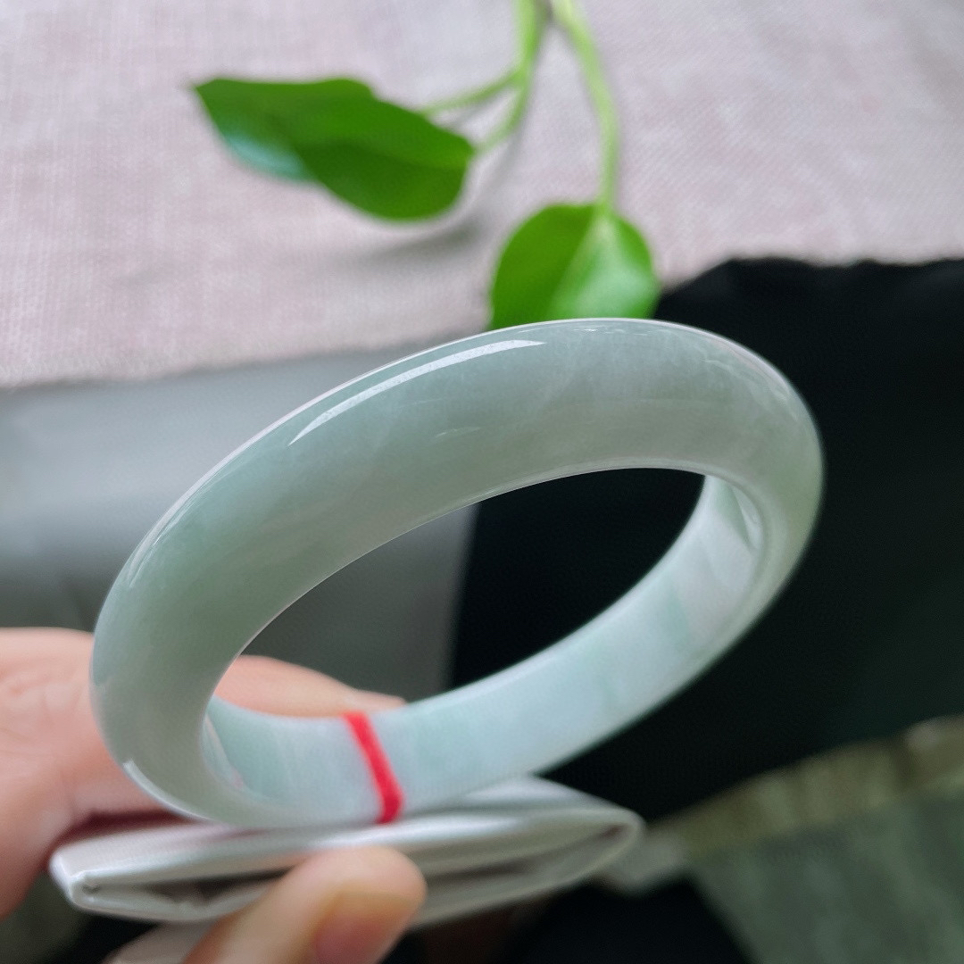 60.4/12.7/9.2，淡绿底正圈，大圈口，绿意只悄悄漫出薄薄的凉意。棉线