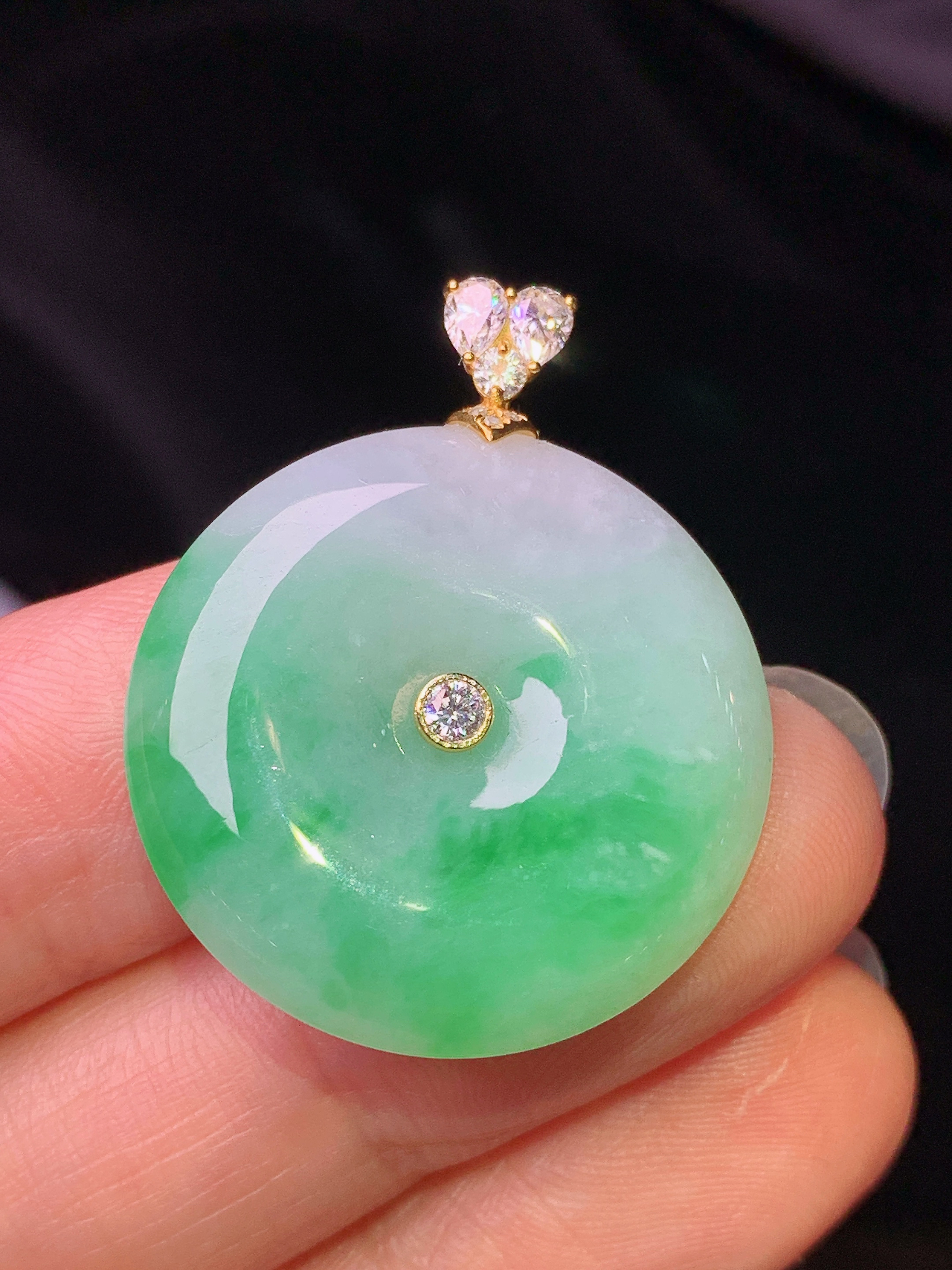 18k金钻镶嵌飘绿平安扣吊坠 玉质细腻 色泽艳丽清新 水润亮眼 整体尺寸30.2*24.5*5c1