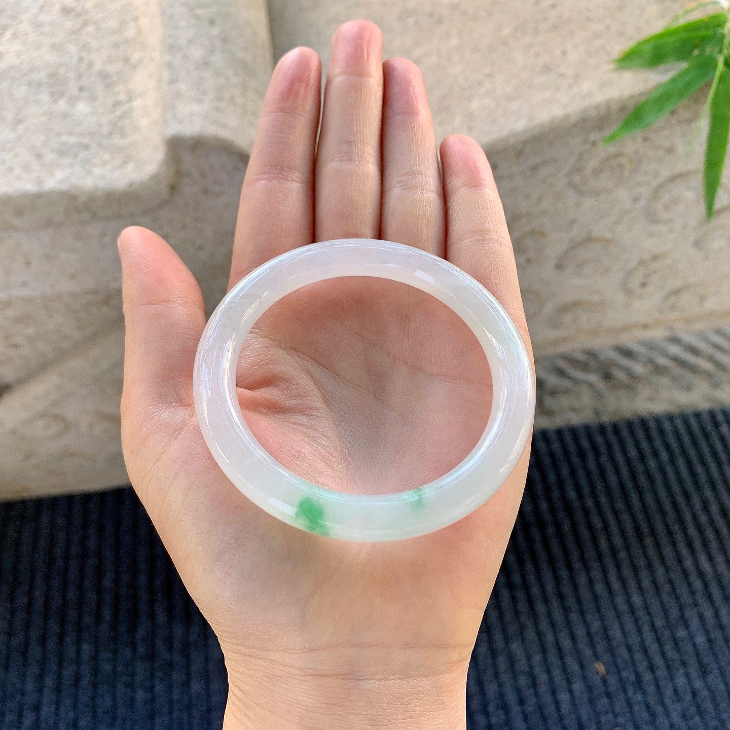 圆条53 54
【圈口】54/8/8.4
【描述】冰糯飘绿，水润，种老，细腻，无裂纹！