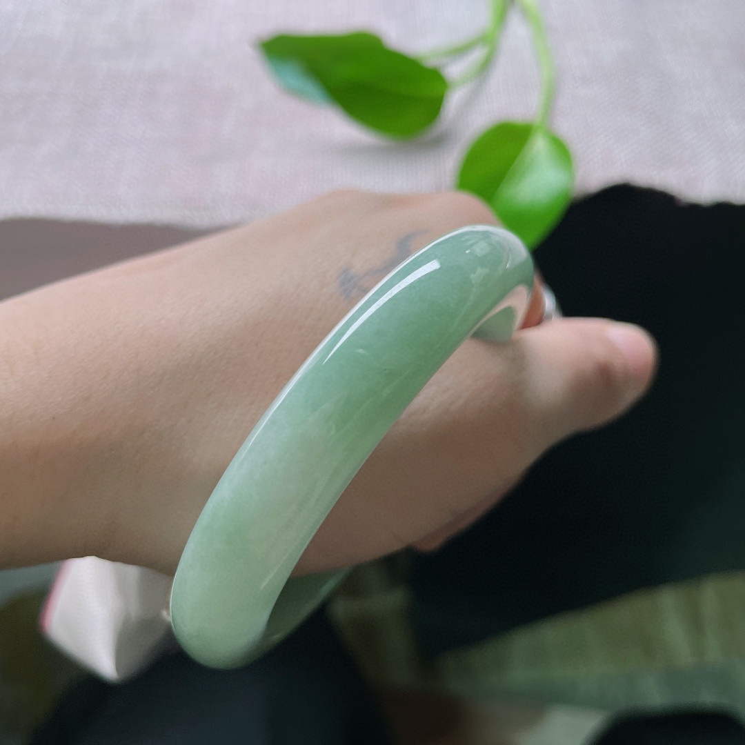 55.8/11.6/8，浅绿底正圈，柔和百搭，水头足质感佳，不挑肤色，百搭又显气质。无纹裂