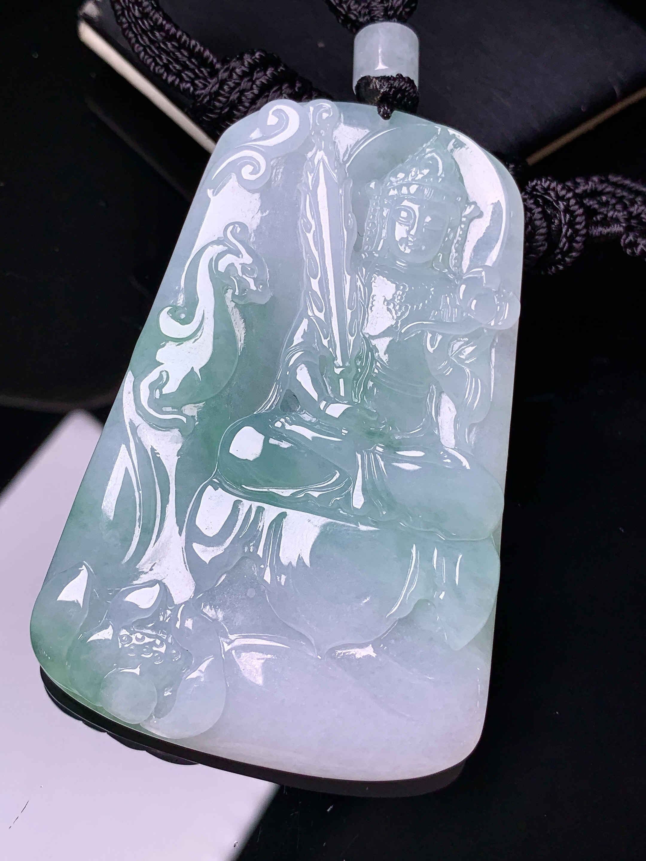 飘绿虚空斗法刺吊坠 玉质细腻 色泽艳丽清新 水润亮眼 整体尺寸66.6*43.2*5.2L1