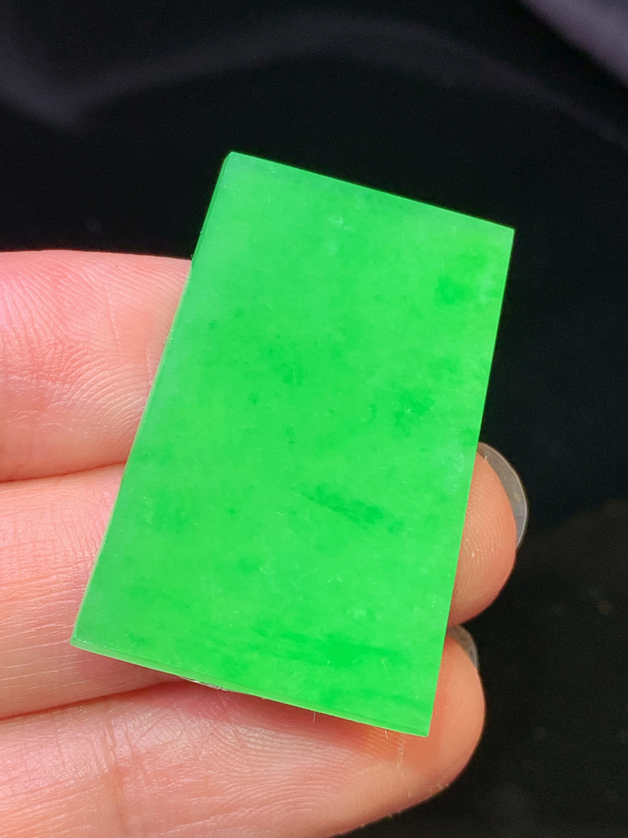 翠绿无事牌吊坠 玉质细腻 色泽艳丽清新 水润亮眼 整体尺寸33.2*21.2*2m2