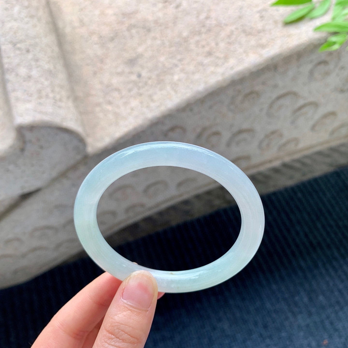 圆条55 56
【圈口】56.5/8.8/8.4
【描述】冰底色，水润，种老，细腻，无裂纹！