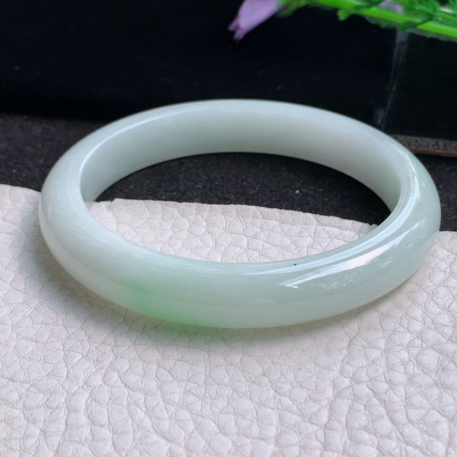 js实拍56*10.3*7.4平安镯 天然翡翠A货玉手镯精美飘绿秀气正圈玉手环