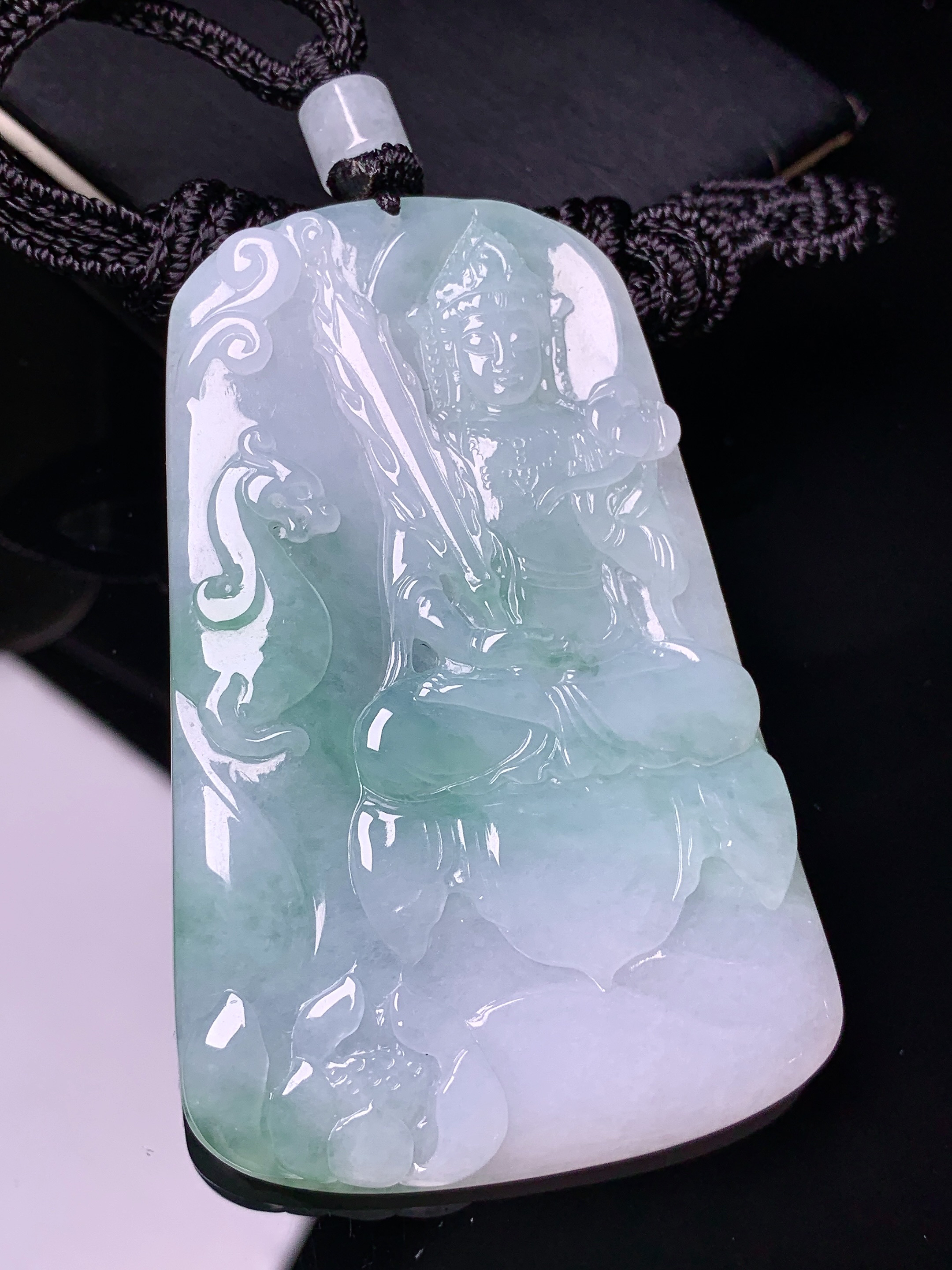 飘绿虚空斗法刺吊坠 玉质细腻 色泽艳丽清新 水润亮眼 整体尺寸66.6*43.2*5.2L1