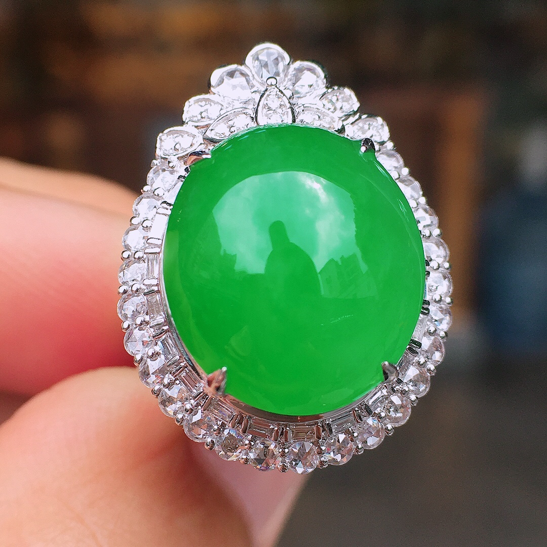 阳绿蛋面戒指/吊坠两用款，色泽均匀艳丽，玉质细腻，荧光感超
强，饱满圆润，尽显优雅气质，18k
金豪华镶嵌