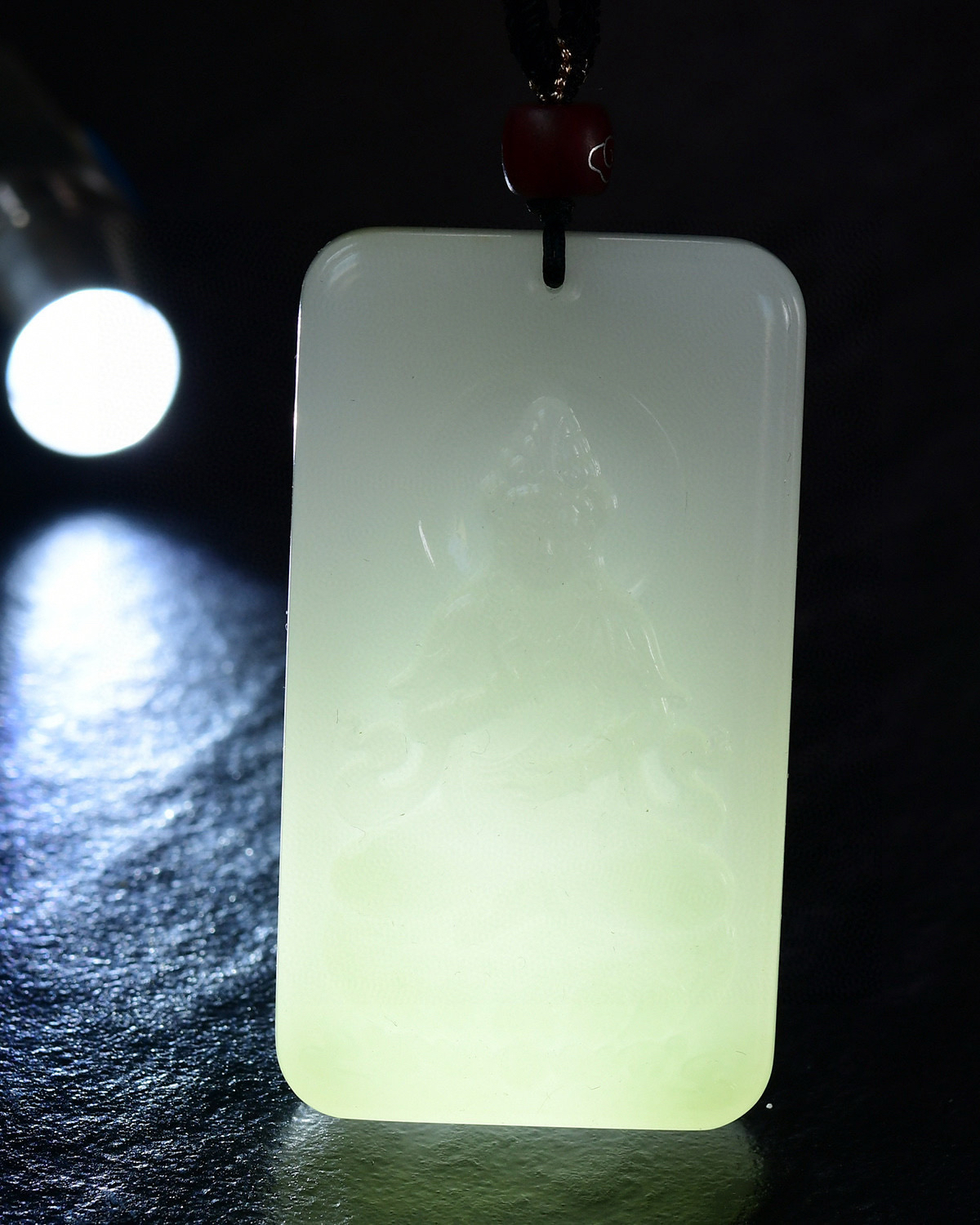 和田玉羊脂玉三色观音玉牌 ，一念心清净，处处莲花开，笑至莲花处，观音不染尘。线条婉转流顺，姿态自在，由定而静、由静而慧、意境超然，方寸之间，天地无垠，禅意无限。圣洁高雅。观音庇佑保平安 重量：85.9g 尺寸：69.5/38.9/12.7