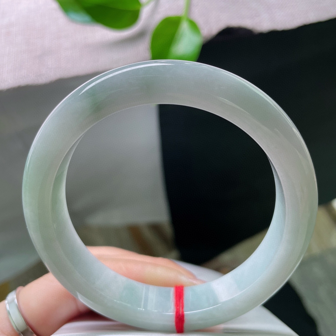 60.4/12.7/9.2，淡绿底正圈，大圈口，绿意只悄悄漫出薄薄的凉意。棉线