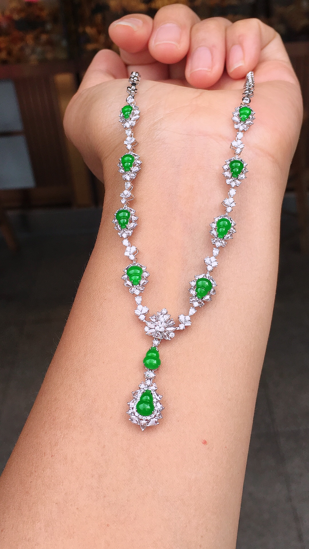 阳绿葫芦晚装项链，色泽均匀艳丽，玉质细腻，荧光感超
强，饱满圆润，尽显优雅气质，18k
金豪华镶嵌