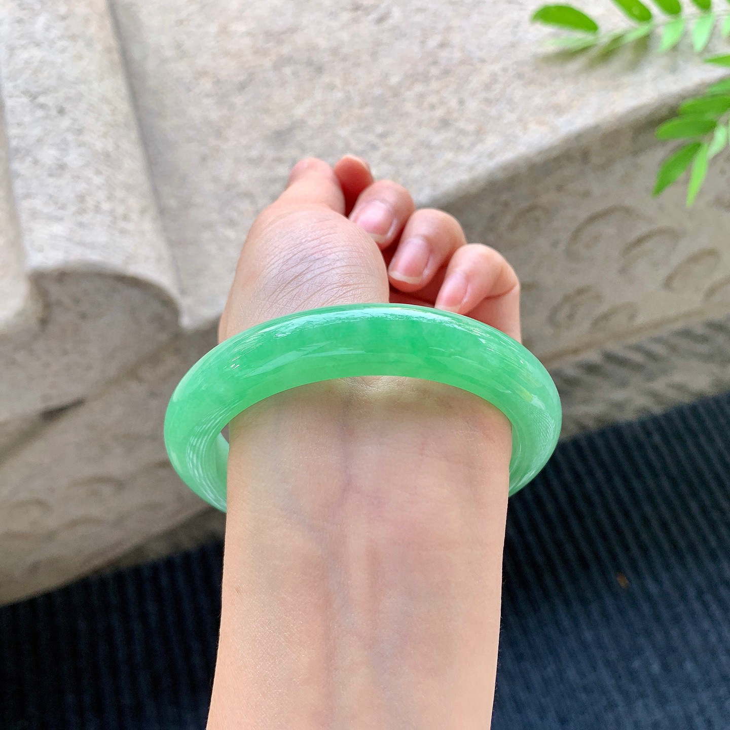 正圈59 60
【圈口】60/11.8/9.3
【描述】阳绿，满绿，水润，种老，细腻，无裂纹！