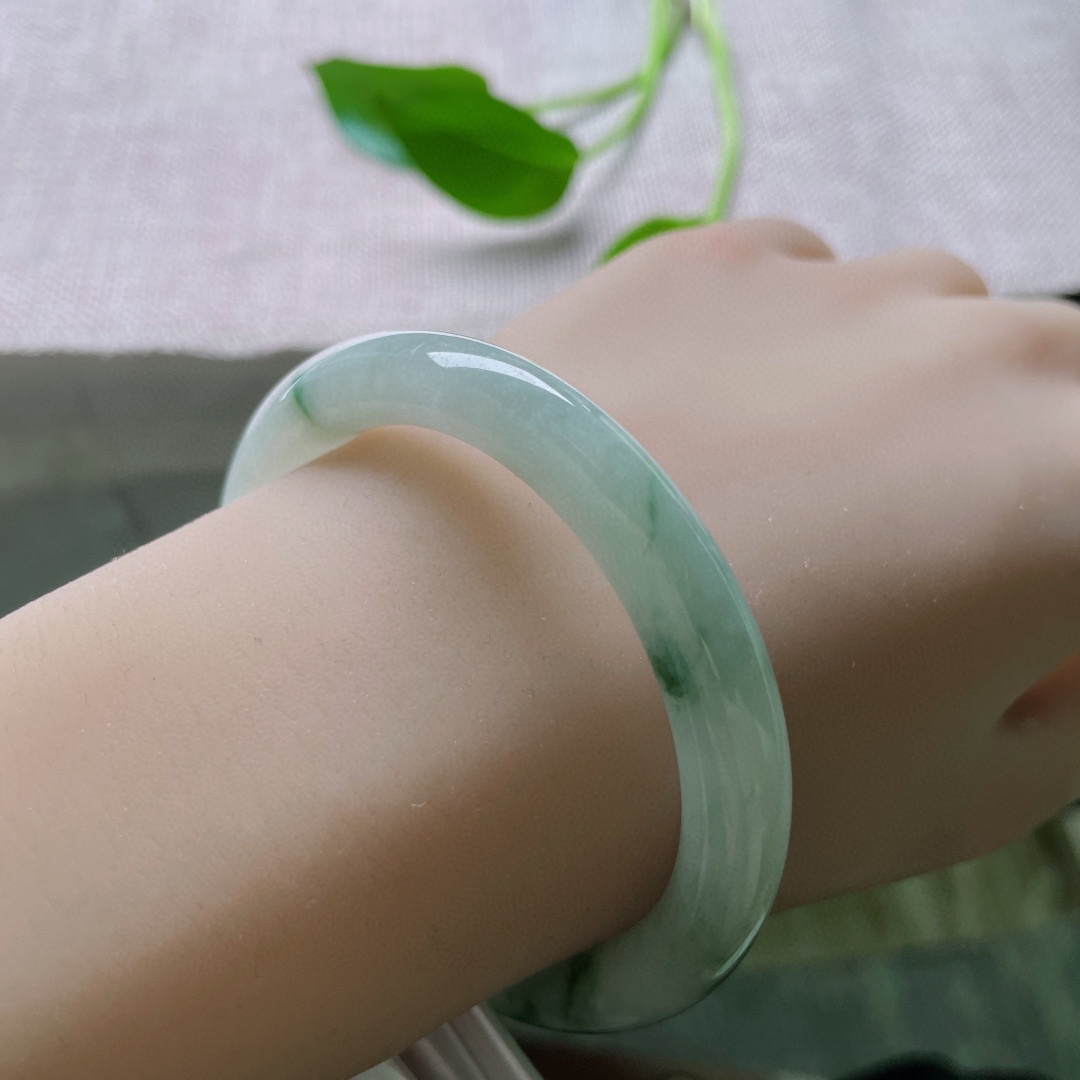 55.5/8.6，飘花圆条，花影摇曳，不是开在枝头，是开在玉的骨血里。水头好，种老