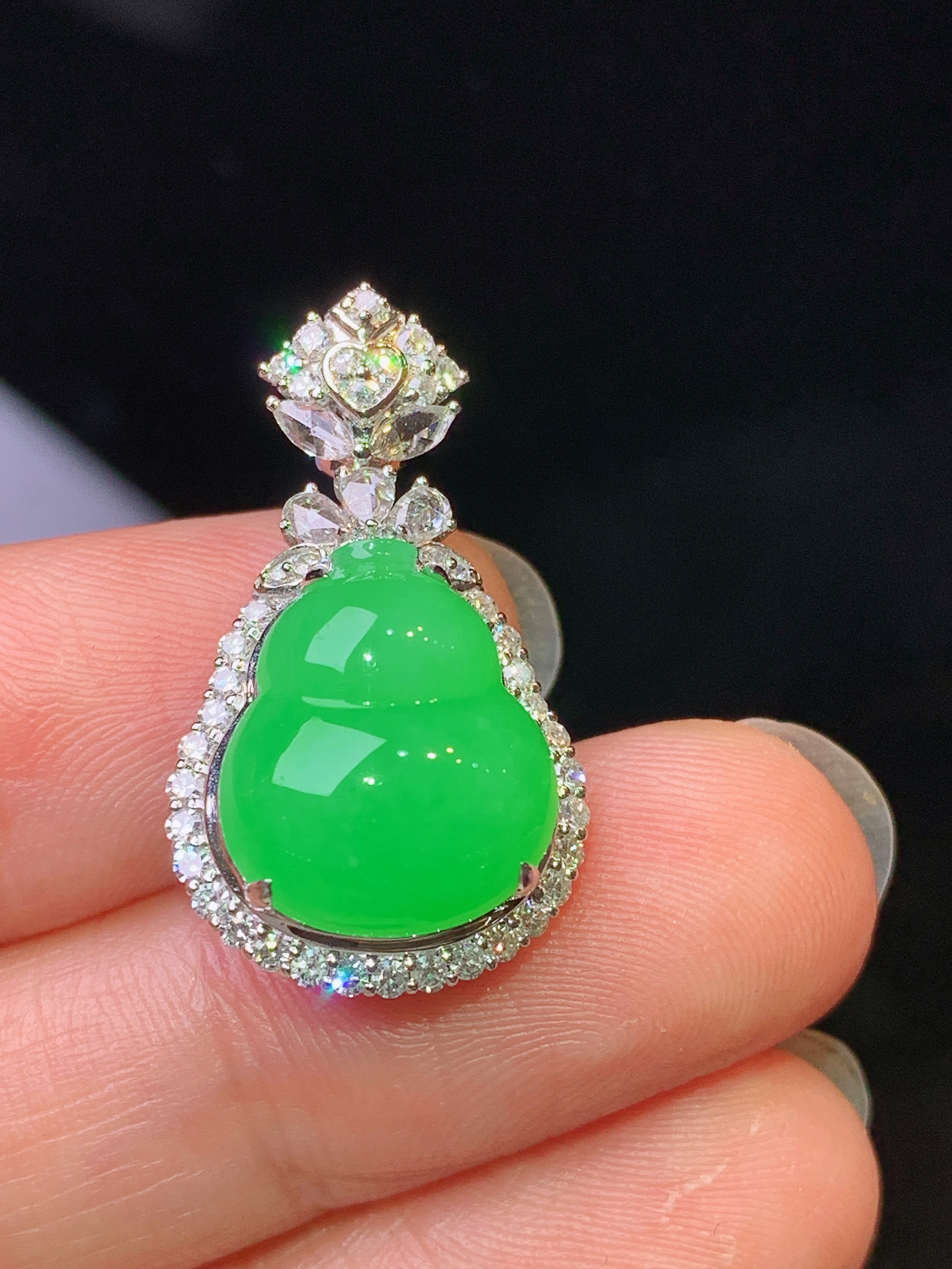 18k金钻镶嵌满绿葫芦吊坠 玉质细腻 色泽艳丽清新 水润亮眼 整体尺寸25.8*14.8*10h1