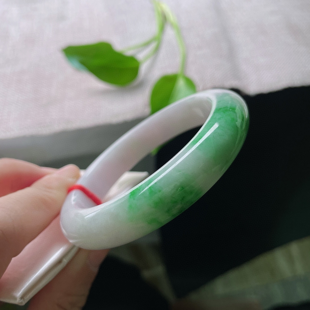 55/12.2/8.6，白底青手镯，一点皮纹