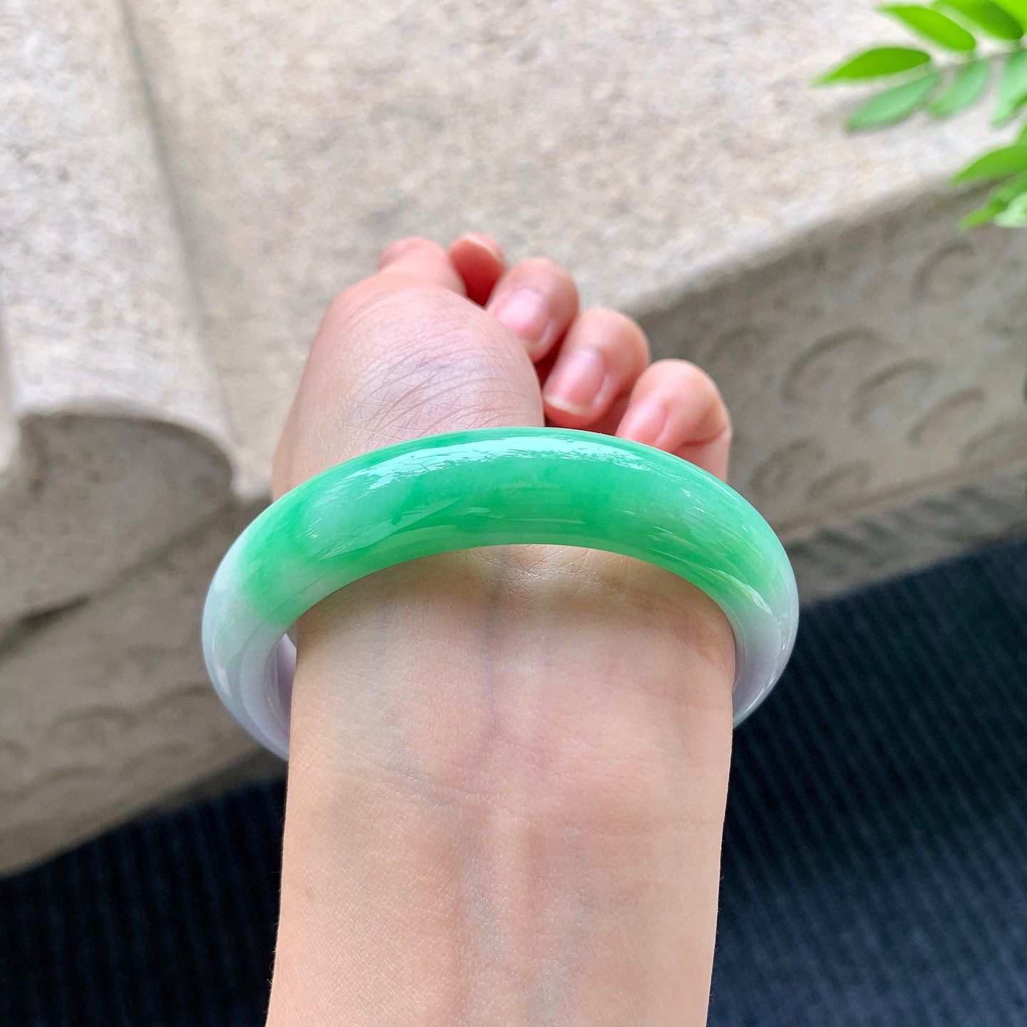 正圈57 58
【圈口】58/13.5/8.7
【描述】春彩，水润，种老，细腻，无纹裂！