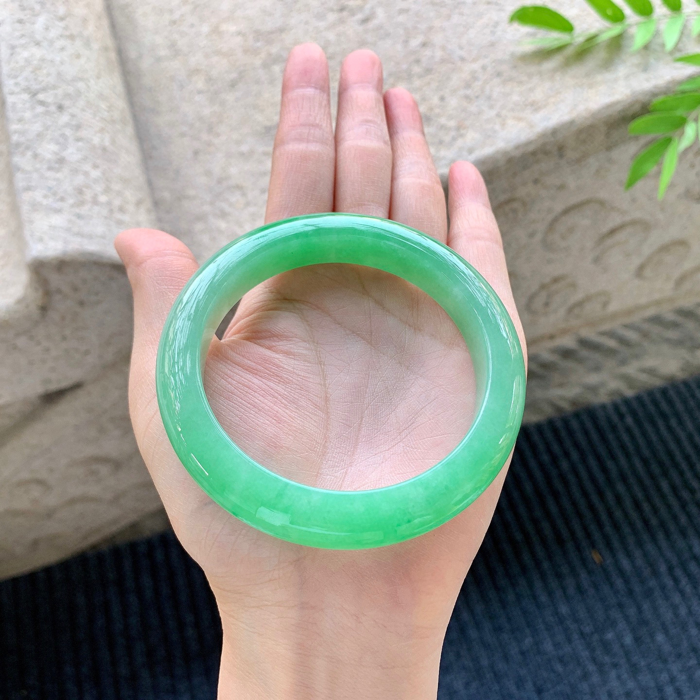 正圈59 60
【圈口】60/11.8/9.3
【描述】阳绿，满绿，水润，种老，细腻，无裂纹！