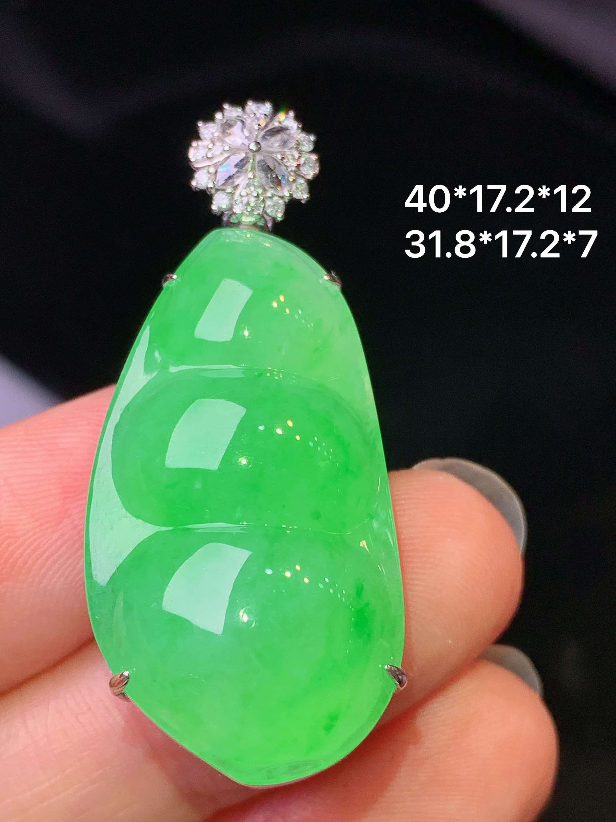 18k金钻镶嵌翠绿四季豆吊坠 玉质细腻 色泽艳丽清新 水润亮眼 整体尺寸40*17.2*12L2