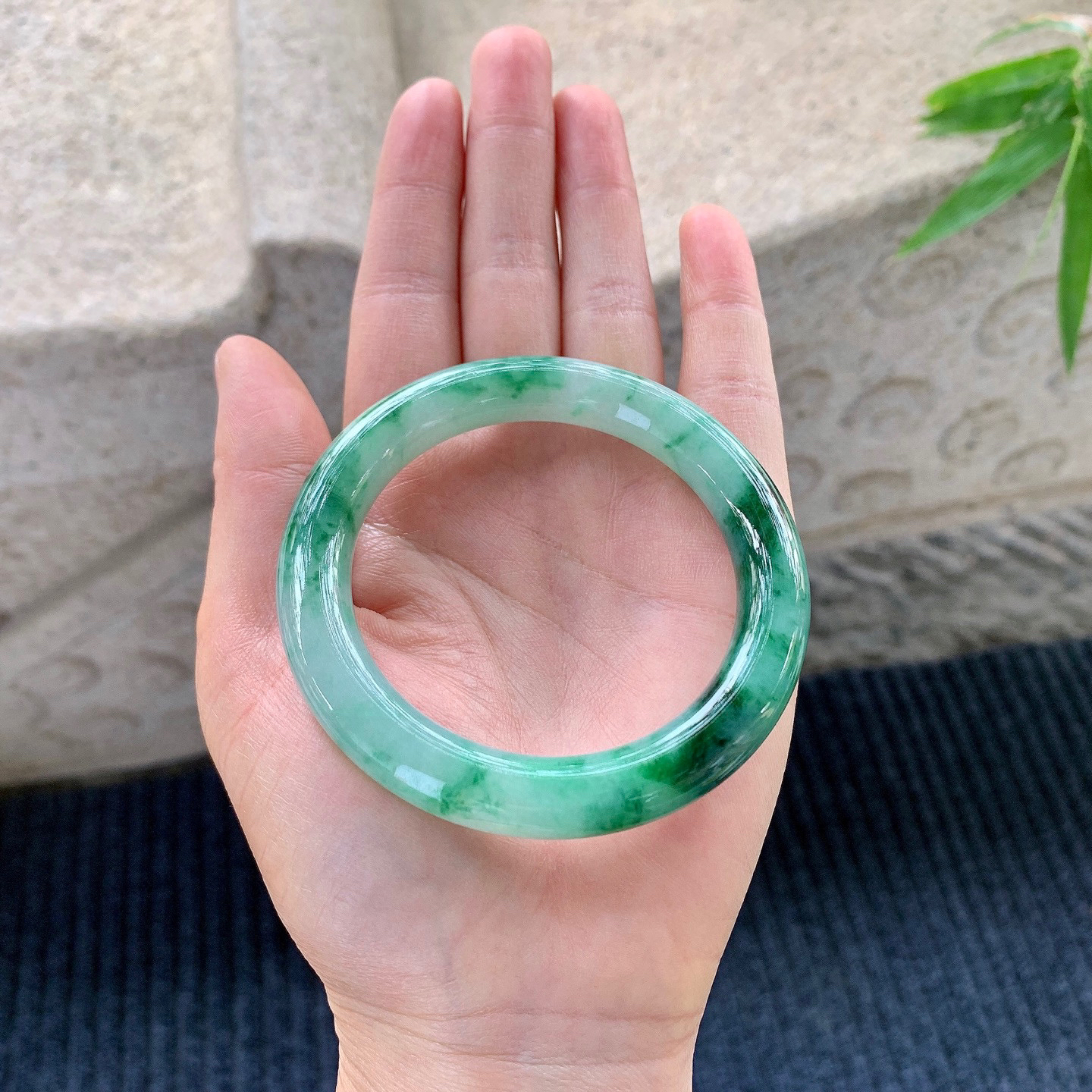 圆条52 53
【圈口】53.7/9.6/10
【描述】飘辣绿，水润，种老，细腻，无纹裂！