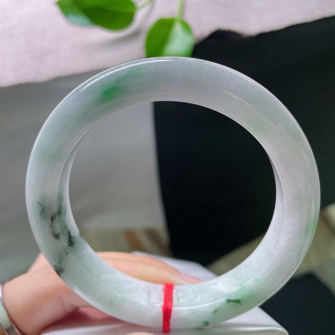 57.5/12.2/9.2，飘花正圈，版型正，厚装大气，紫底点缀，镯色生香，无纹裂