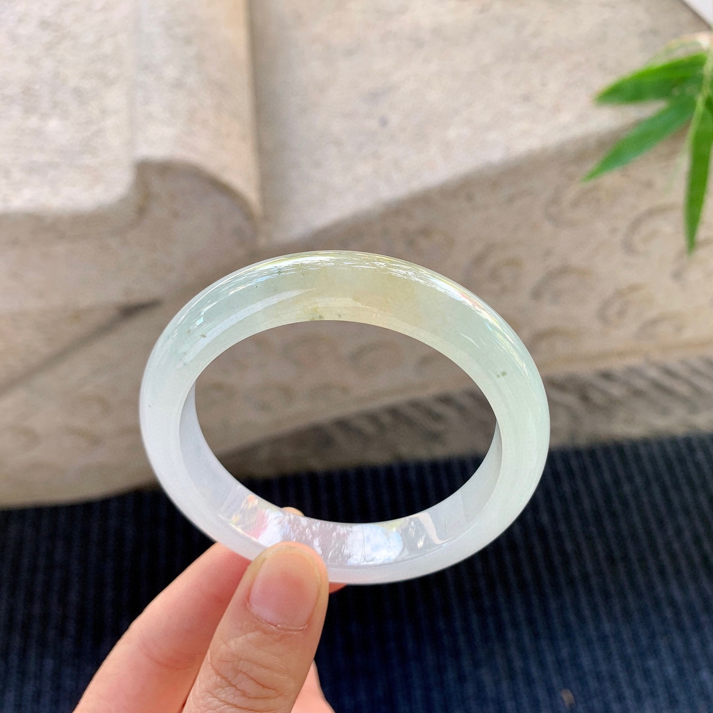 正圈55 56
【圈口】55.5/12/8.4
【描述】冰飘黄翡，水润，种老，细腻，无裂纹！