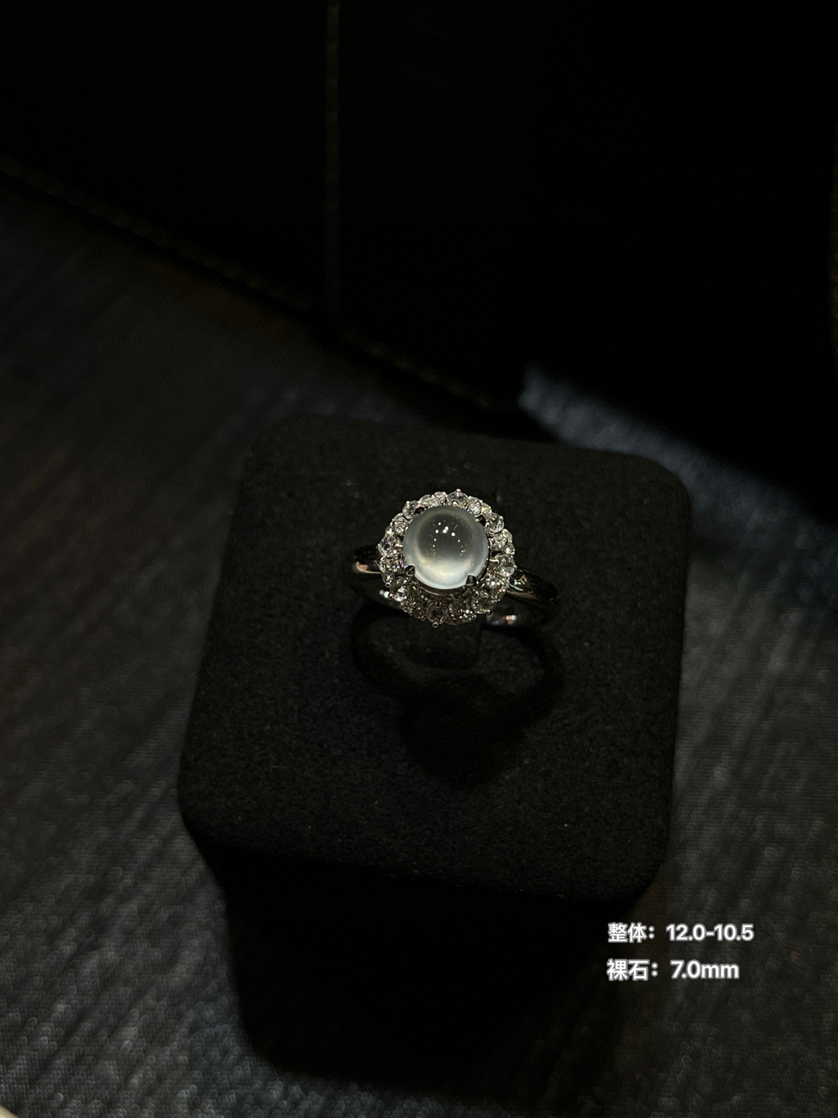 高冰起双眼皮蛋面戒指
18k金镶嵌