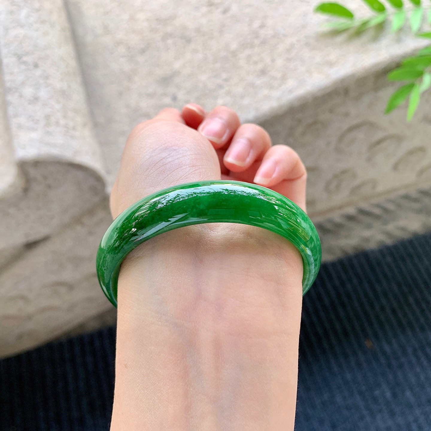 正圈54 55
【圈口】55.6/13.5/6
【描述】辣绿，满绿，水润，种老，细腻，无裂纹！