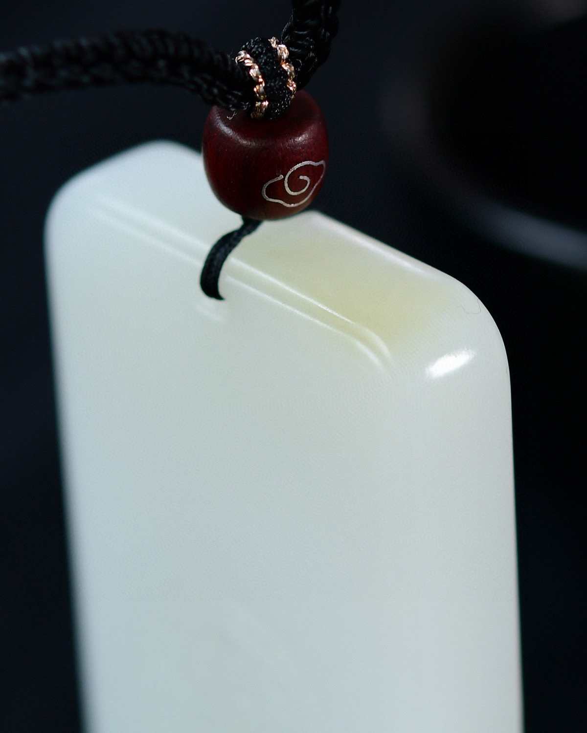 和田玉羊脂玉三色观音玉牌 ，一念心清净，处处莲花开，笑至莲花处，观音不染尘。线条婉转流顺，姿态自在，由定而静、由静而慧、意境超然，方寸之间，天地无垠，禅意无限。圣洁高雅。观音庇佑保平安 重量：85.9g 尺寸：69.5/38.9/12.7