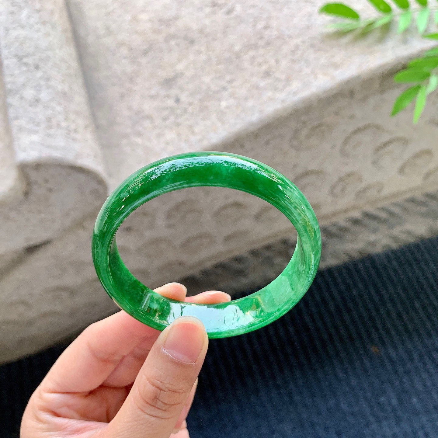 正圈54 55
【圈口】55.6/13.5/6
【描述】辣绿，满绿，水润，种老，细腻，无裂纹！