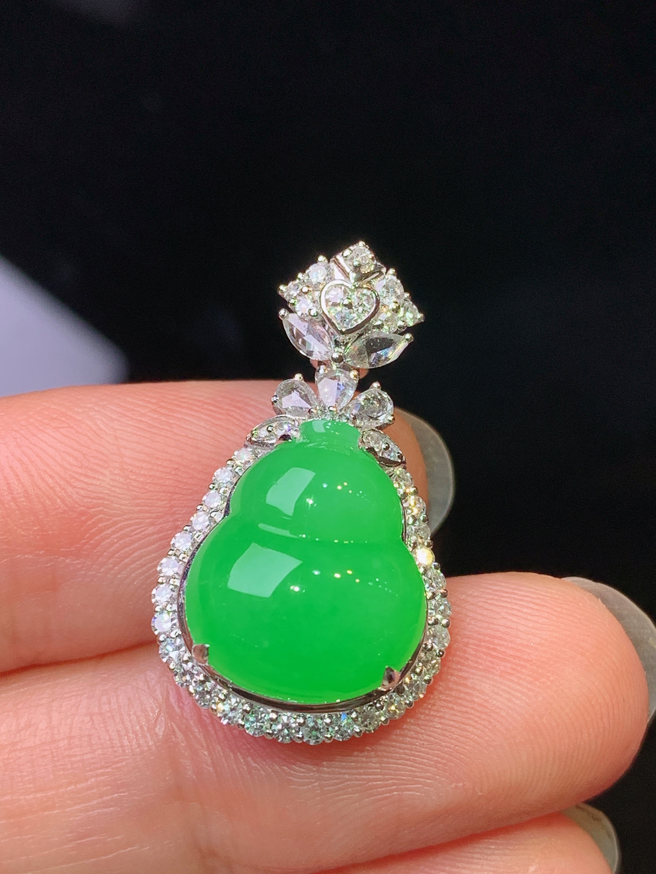 18k金钻镶嵌满绿葫芦吊坠 玉质细腻 色泽艳丽清新 水润亮眼 整体尺寸25.8*14.8*10h1