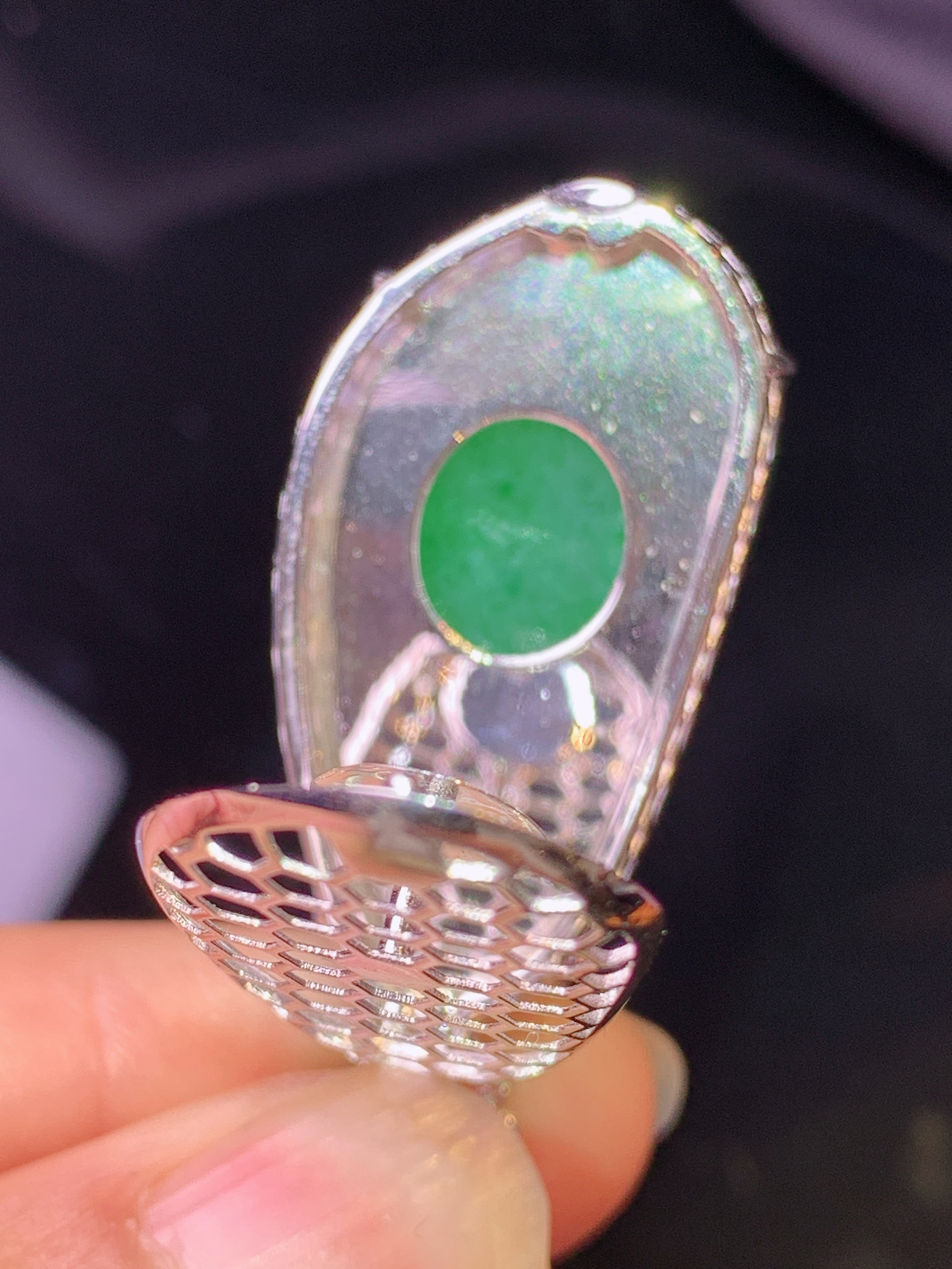 18k金钻镶嵌翠绿四季豆吊坠 玉质细腻 色泽艳丽清新 水润亮眼 整体尺寸40*17.2*12L2