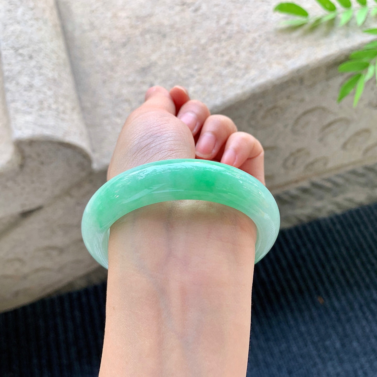 正圈57 58
【圈口】57.2/14.2/8.8
【描述】冰糯飘绿，水润，种老，细腻，无裂纹！