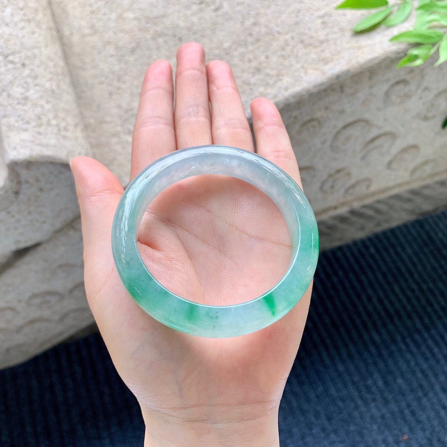 正圈54 55
【圈口】54.7/12.5/8.5
【描述】冰飘绿，水润，种老，细腻，无裂纹！