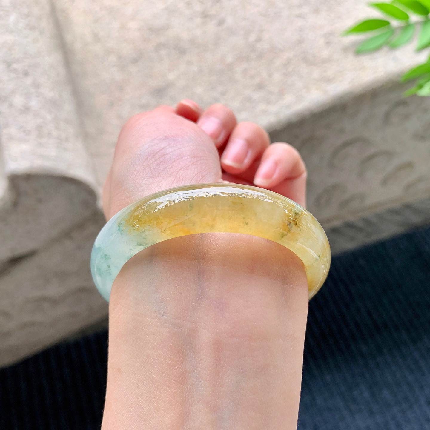 正圈49 50
【圈口】50.7/12.4/7.6
【描述】冰飘黄翡，飘花，水润，种老，细腻，无纹裂！