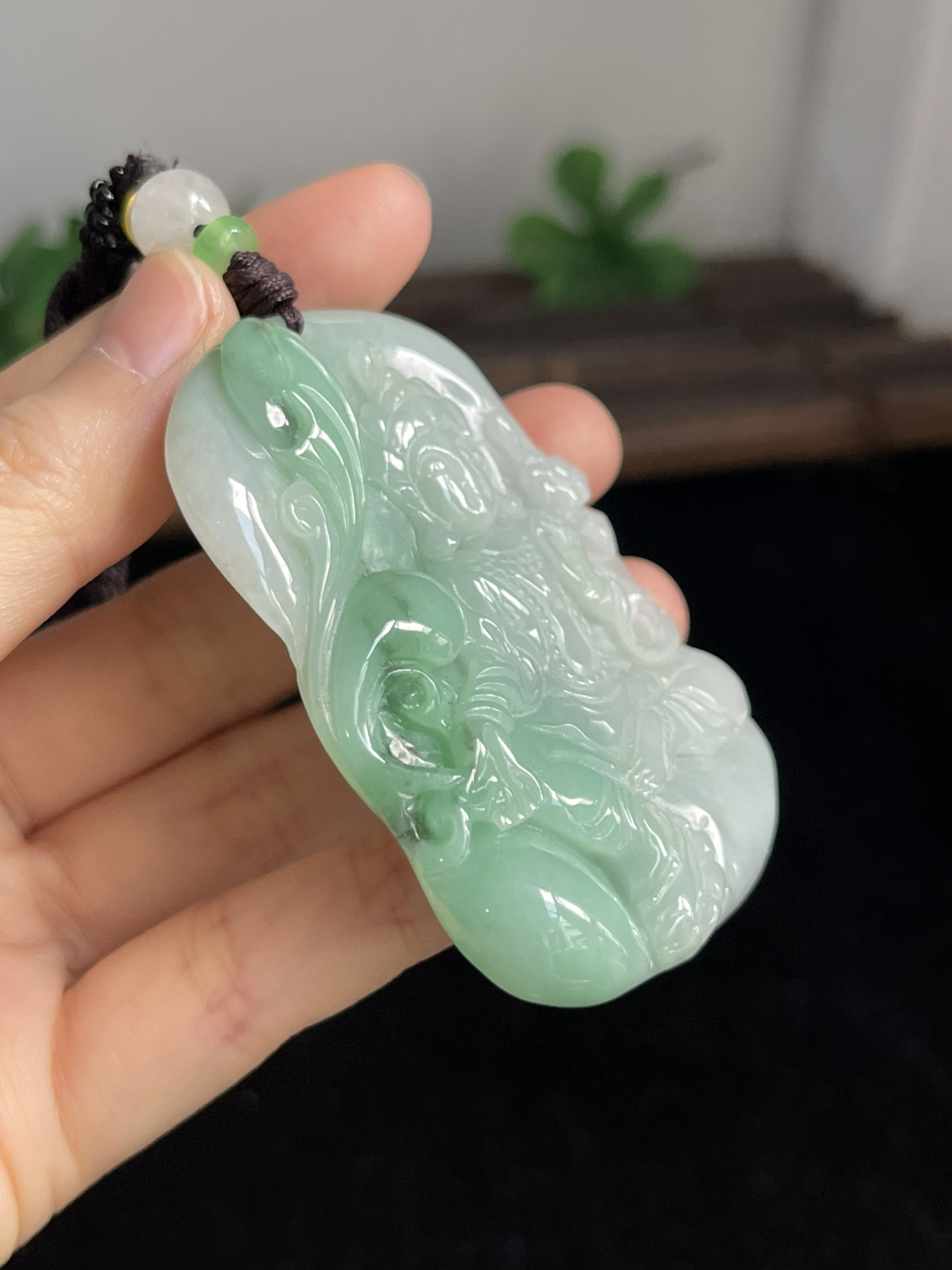 翡翠糯化种飘绿吊坠，配珠未测