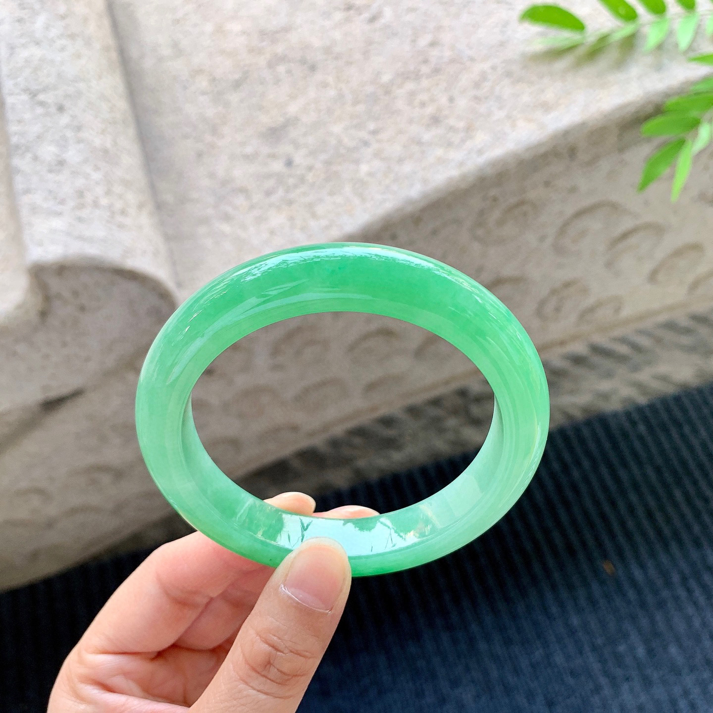 正圈59 60
【圈口】60/11.8/9.3
【描述】阳绿，满绿，水润，种老，细腻，无裂纹！