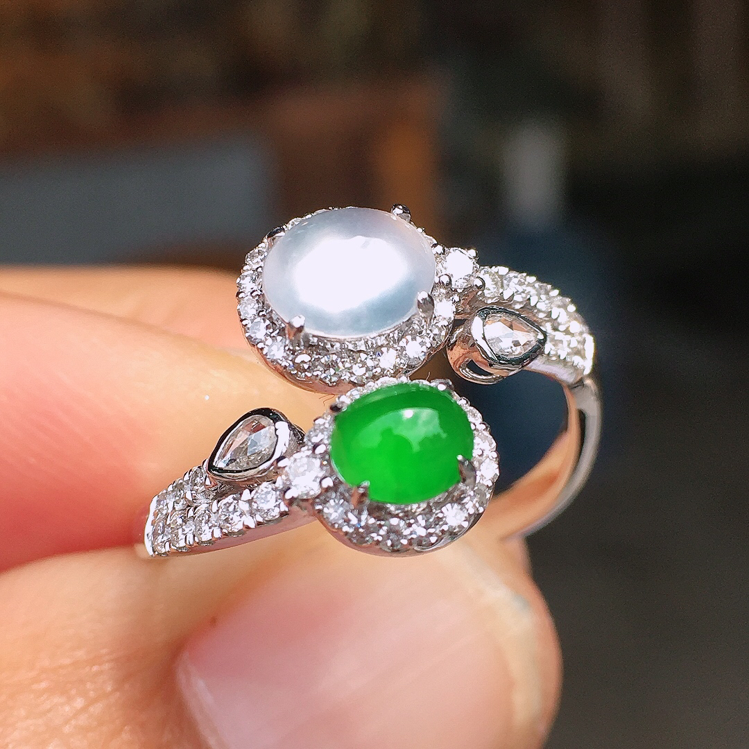 （冰+绿）二合一戒指，色泽均匀艳丽，玉质细腻，荧光感超
强，饱满圆润，尽显优雅气质，18k
金豪华镶嵌