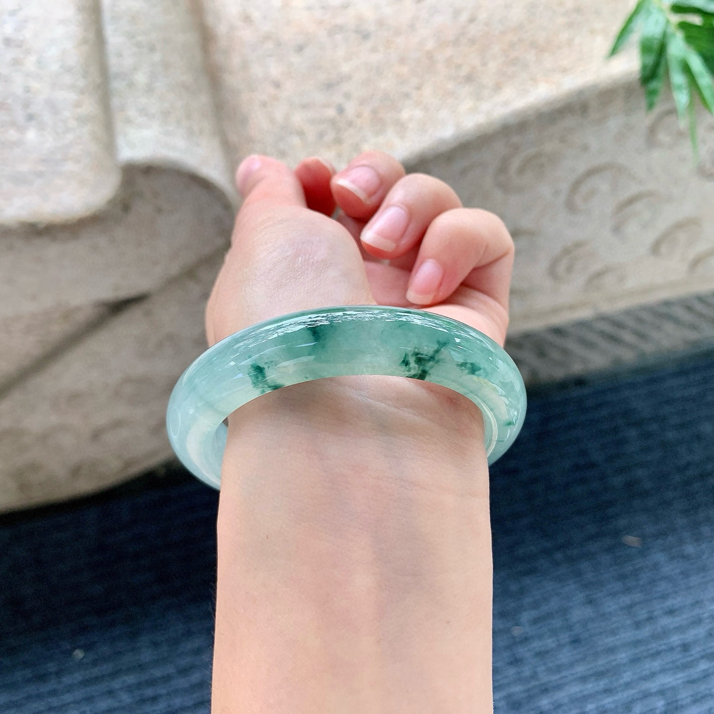 正圈54 55
【圈口】54.8/12.3/8.9
【描述】冰飘花，水润，种老，细腻，无裂纹！