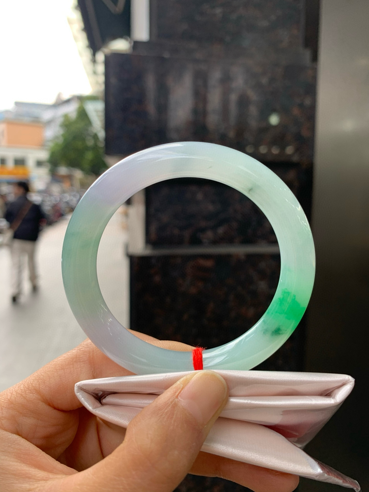 春彩圆条，底妆冰润细腻，水头足，鲜艳的阳绿与淡紫相映相辉，尽显灵动贵气，一眼沦陷的春色美镯
尺寸：53.7-10.1-9.5