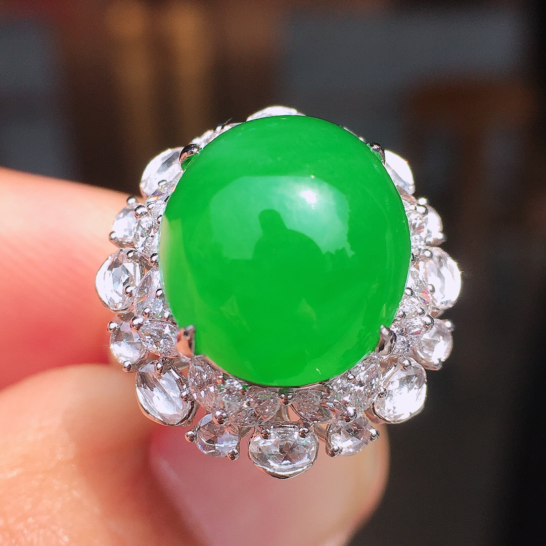 阳绿蛋面戒指，色泽均匀艳丽，玉质细腻，荧光感超
强，饱满圆润，尽显优雅气质，18k
金豪华镶嵌