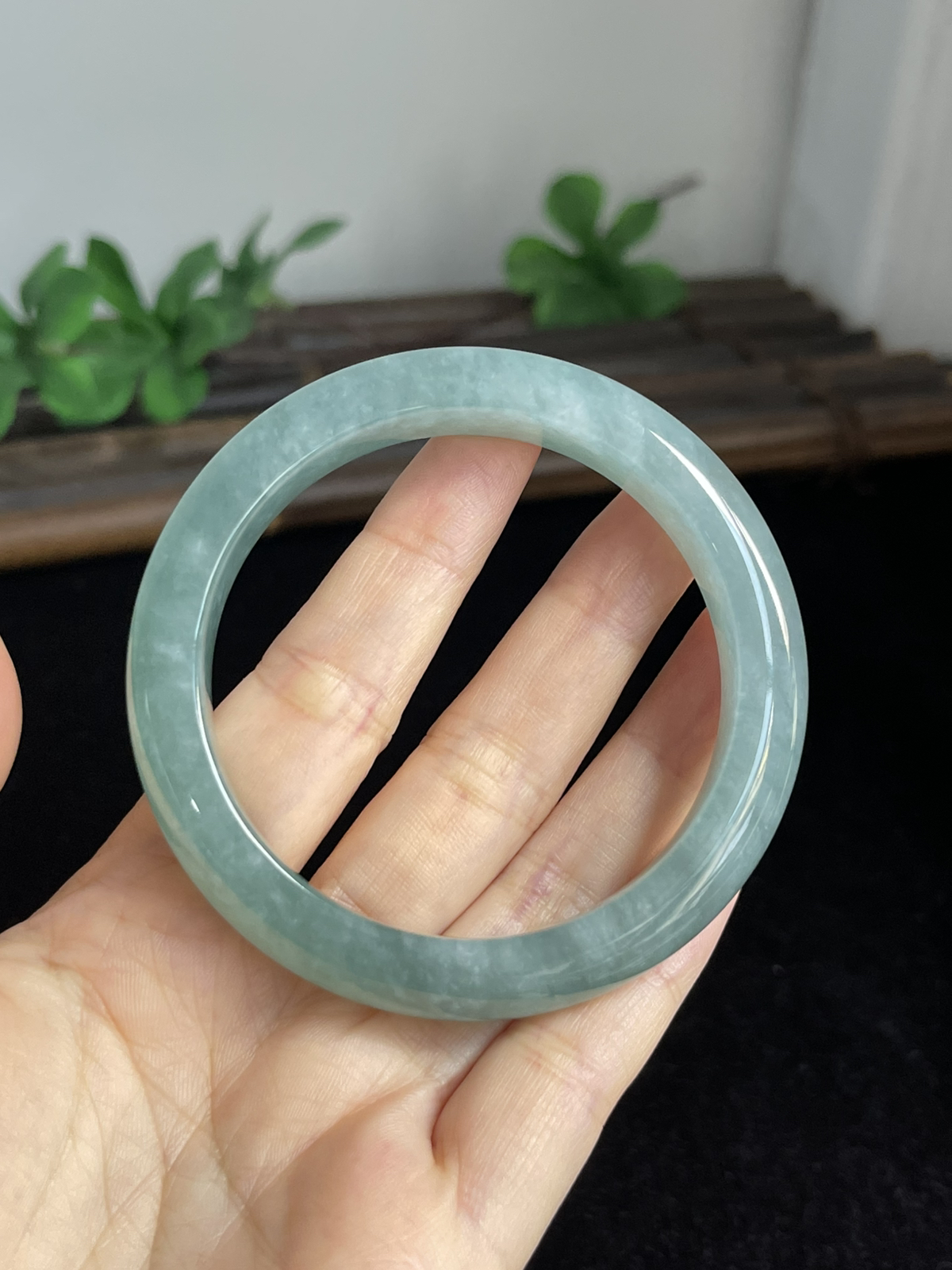 正圈55.4圈口，翡翠冰糯种淡绿色手镯