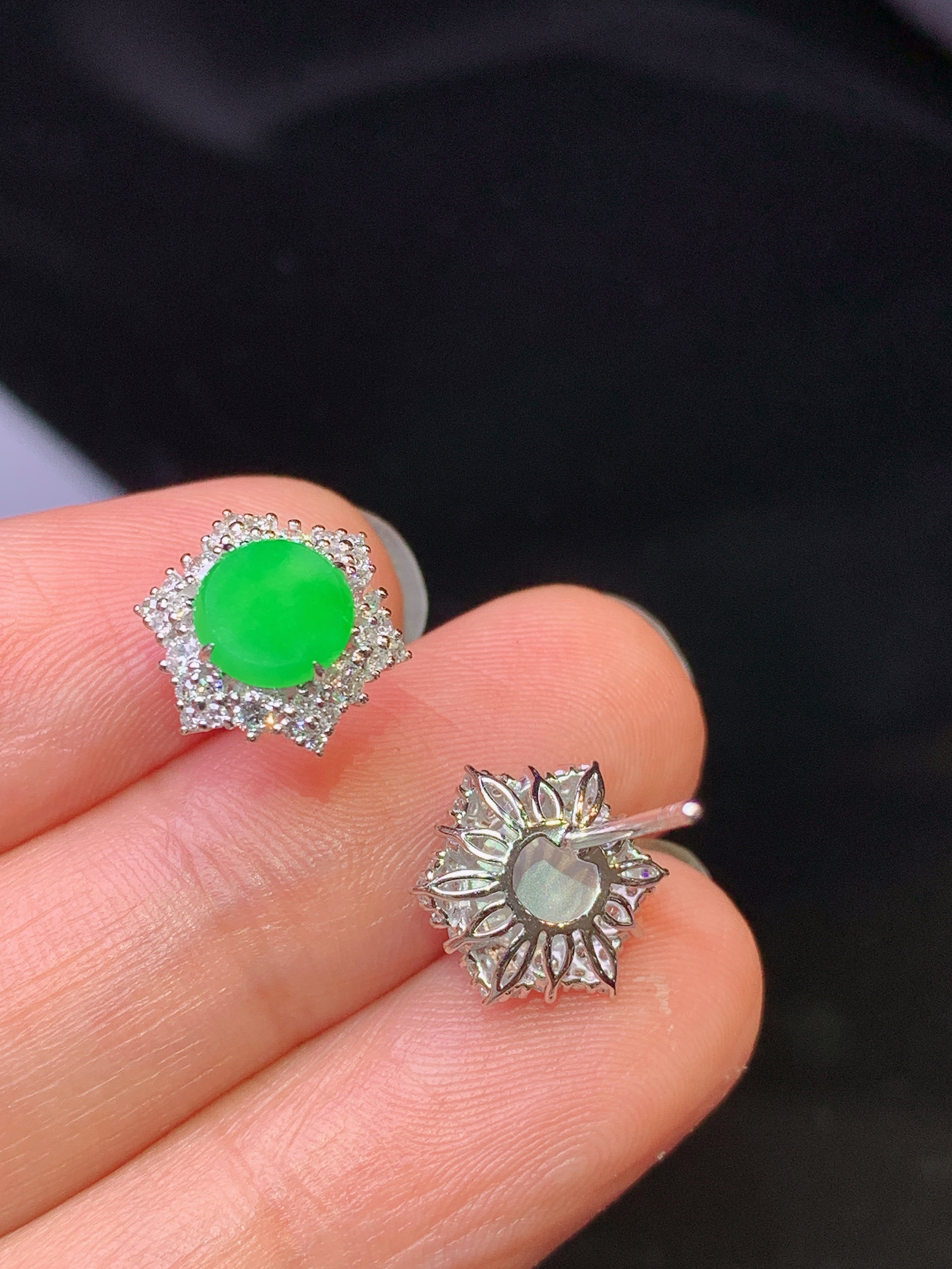 18k金钻镶嵌满绿圆牌耳钉 玉质细腻 色泽艳丽清新 水润亮眼 整体尺寸11*5.2h1