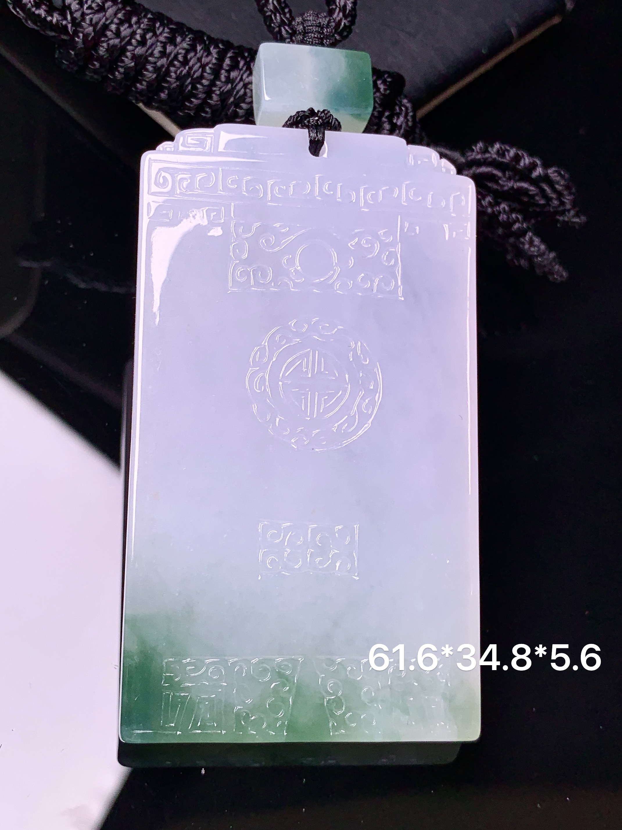 飘绿无事牌吊坠 玉质细腻 色泽艳丽清新 水润亮眼 整体尺寸61.6*34.8*5.6L1