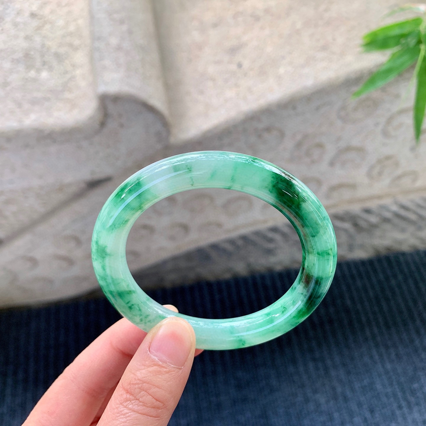 圆条52 53
【圈口】53.7/9.6/10
【描述】飘辣绿，水润，种老，细腻，无纹裂！