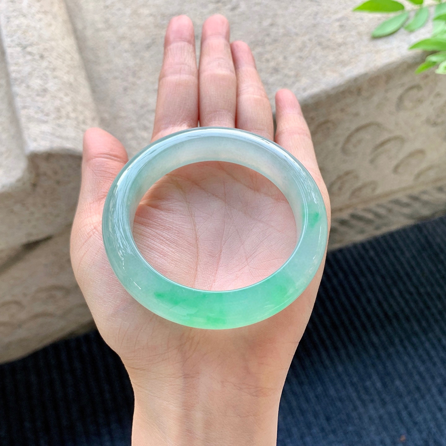 正圈53 54
【圈口】53.3/12.9/8.9
【描述】冰飘绿，水润，种老，细腻，无裂纹！