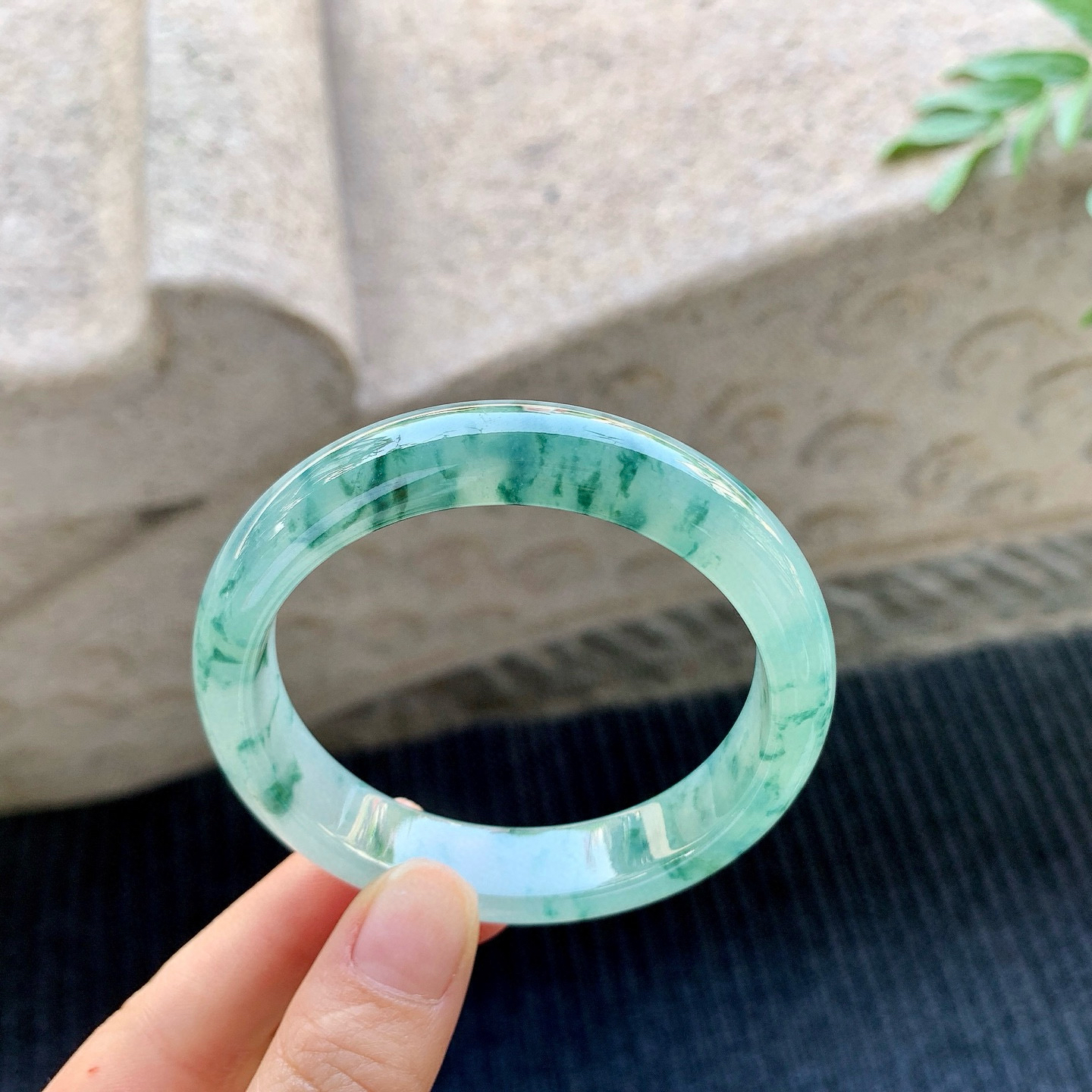 正圈54 55
【圈口】55.6/12.4/7.8
【描述】冰糯飘花，水润，种老，细腻，无裂纹！