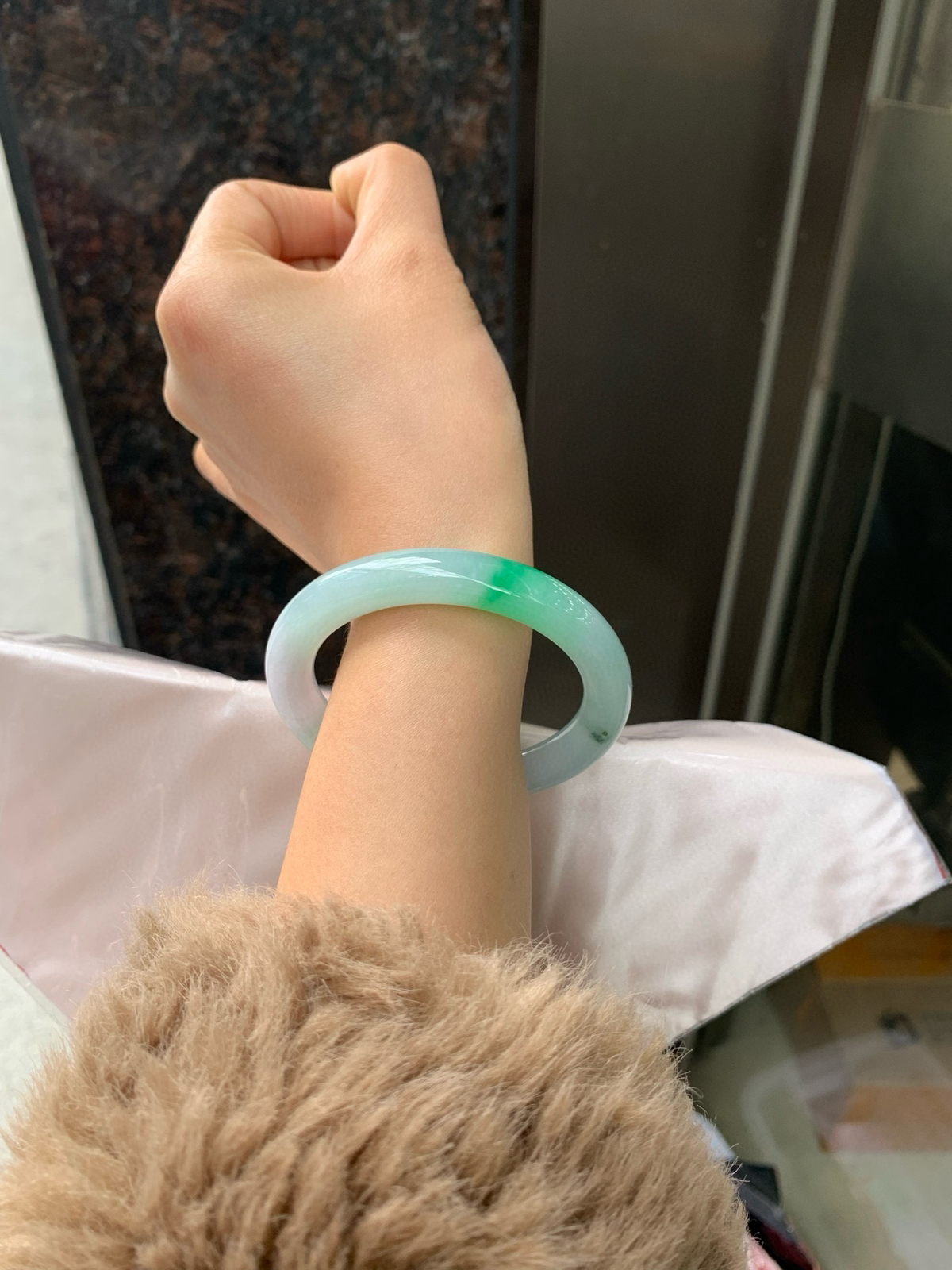 春彩圆条，底妆冰润细腻，水头足，鲜艳的阳绿与淡紫相映相辉，尽显灵动贵气，一眼沦陷的春色美镯
尺寸：53.7-10.1-9.5