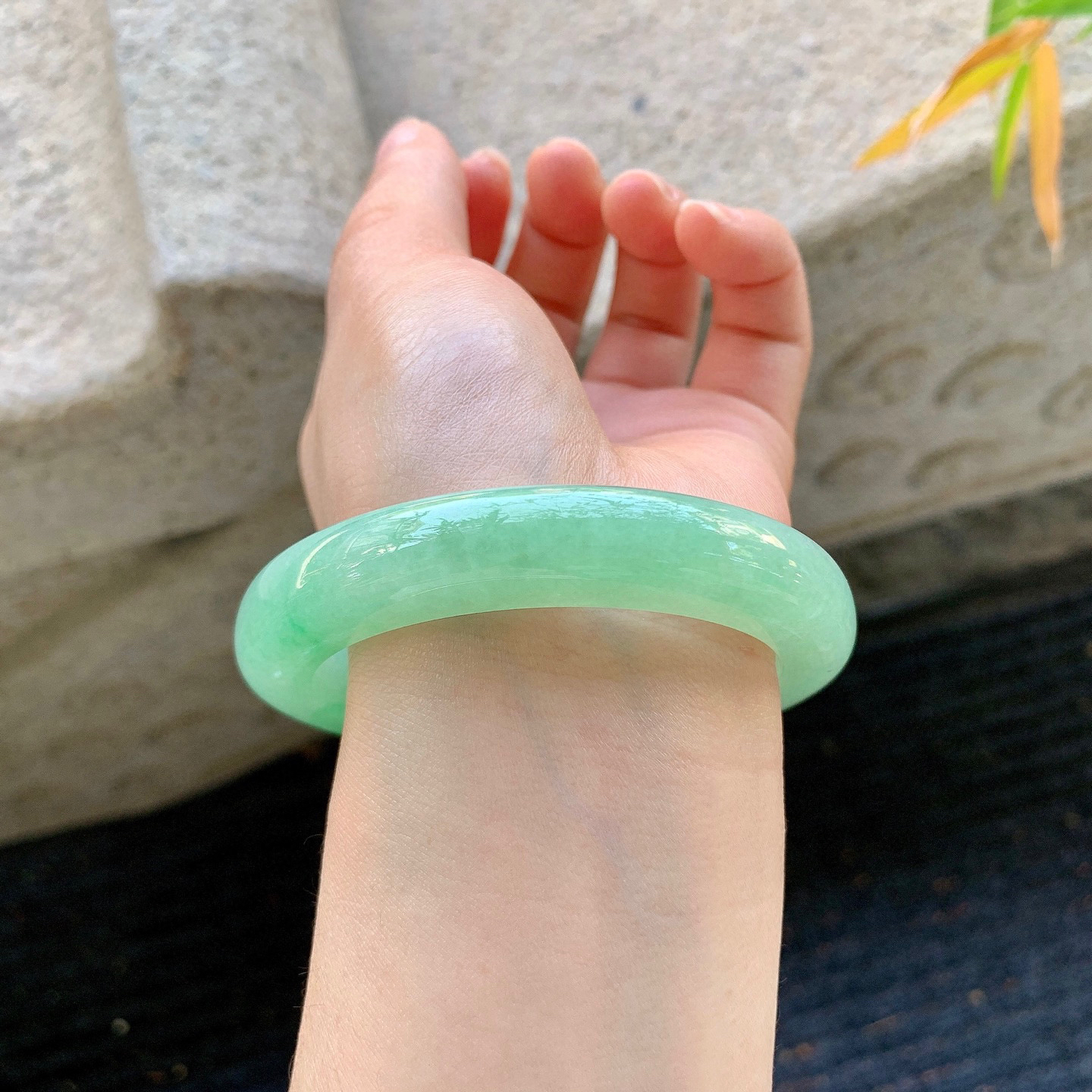 正圈56 57
【圈口】56.6/12/9.6
【描述】冰飘绿，水润，种老，细腻，无纹裂！